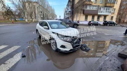 В Днепре на Князя Владимира Великого столкнулись Nissan и Mazda: фото