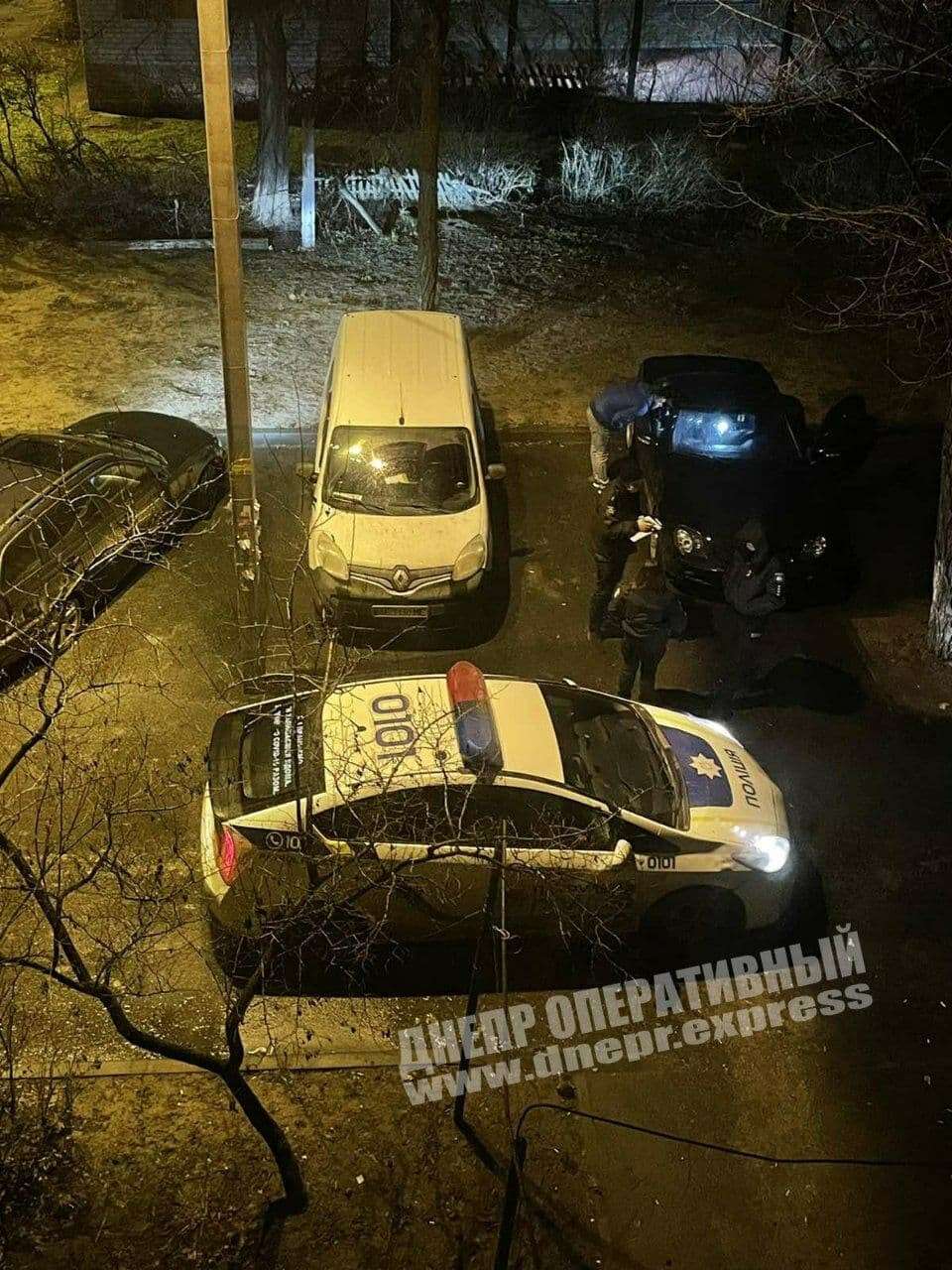 В Днепре на Калнышевского вор разгромил авто и киоск3