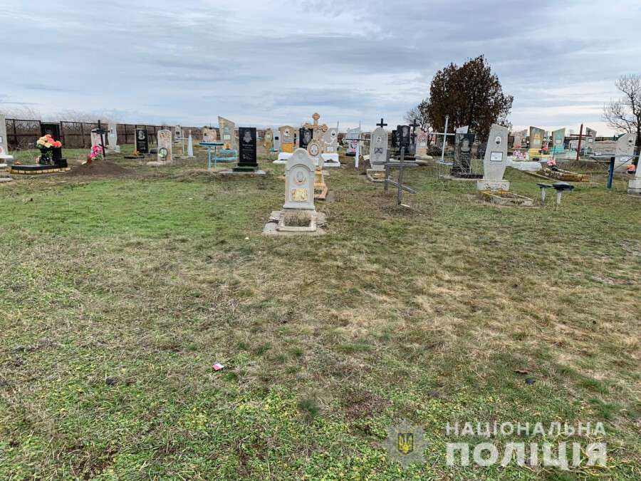 Под Днепром мужчина разрушил надгробие