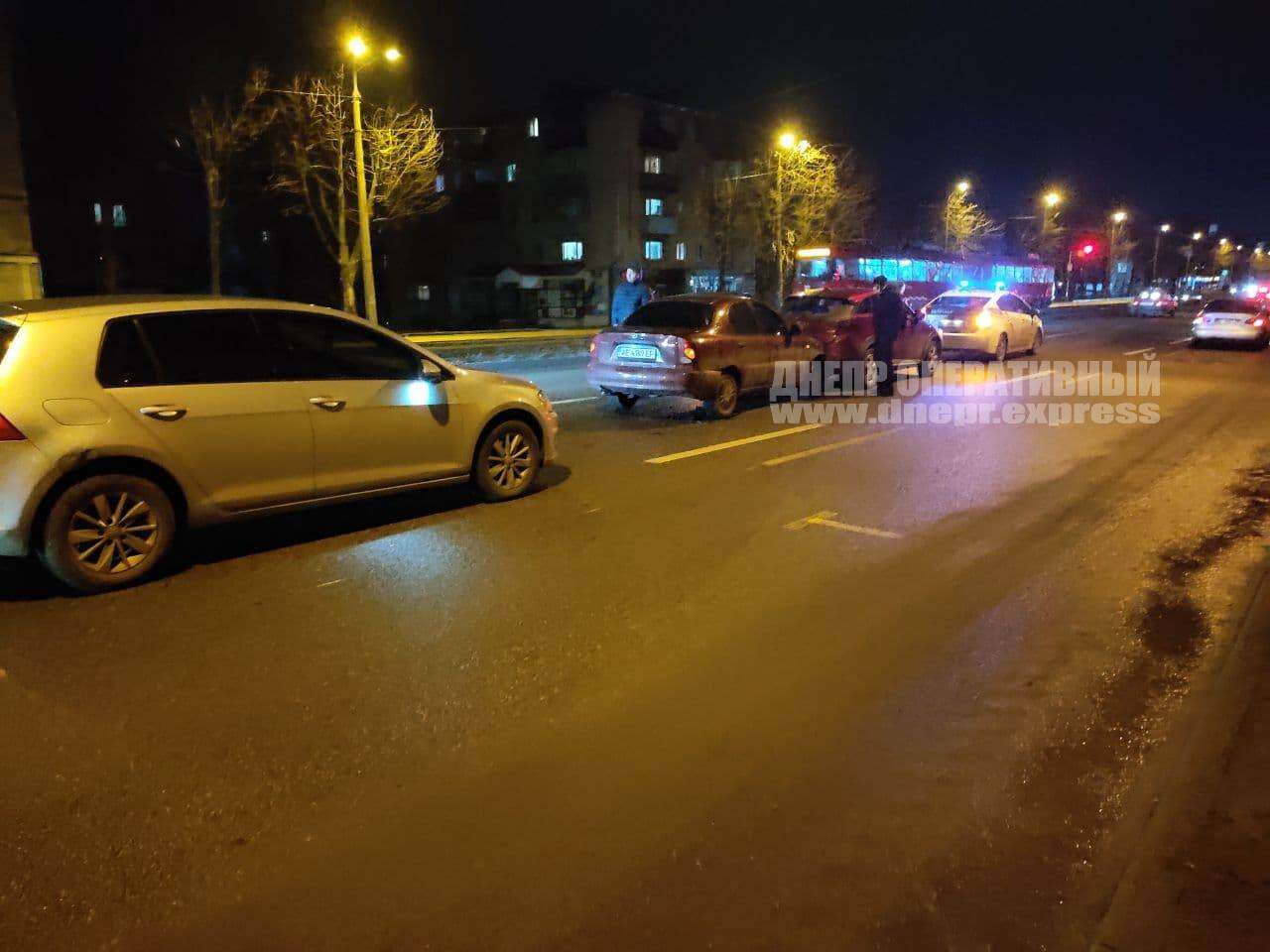 В Днепре на Богдана Хмельницкого водитель Volkswagen спровоцировал тройное ДТП. Новости Днепра