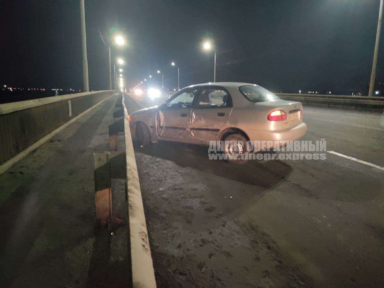 В Днепре на Южном мосту Daewoo столкнулся с Dacia и въехал в отбойник. Новости Днепра