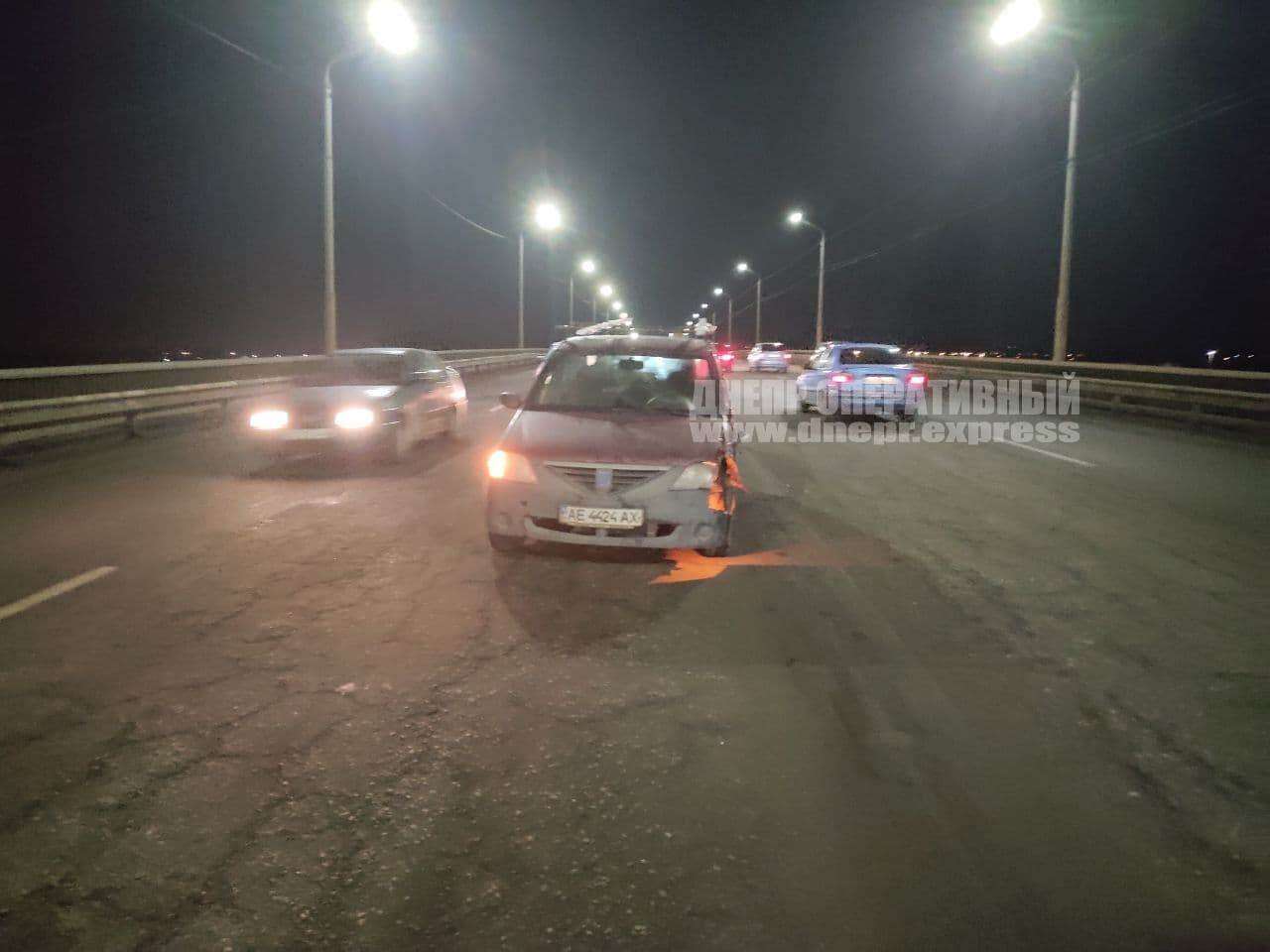 В Днепре на Южном мосту Daewoo столкнулся с Dacia и въехал в отбойник. Новости Днепра