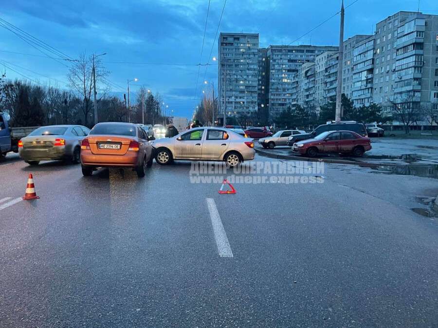 В Днепре на Маршала Малиновского столкнулись Renault и Chevrolet