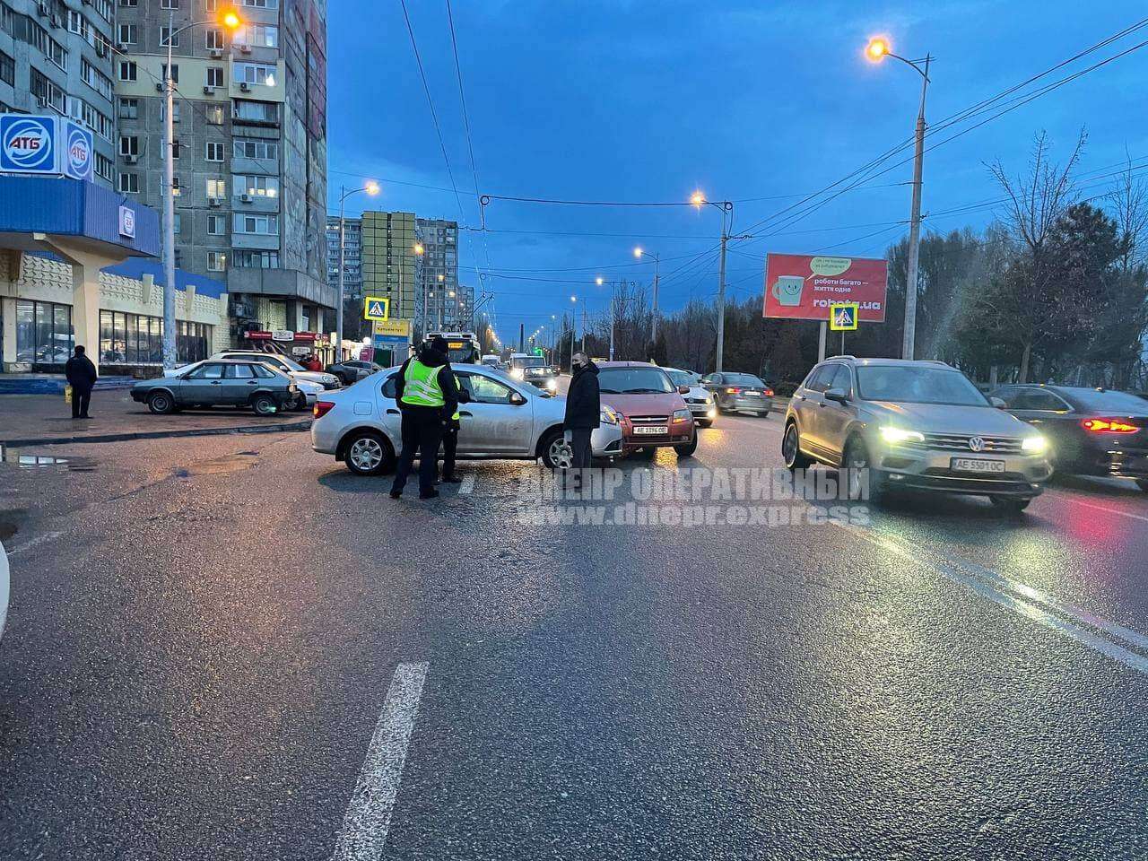 В Днепре на Маршала Малиновского столкнулись Renault и Chevrolet. Новости Днепра