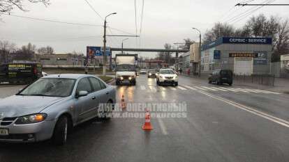 В Днепре водитель Nissan сбил 15-летнюю девушку на "зебре"