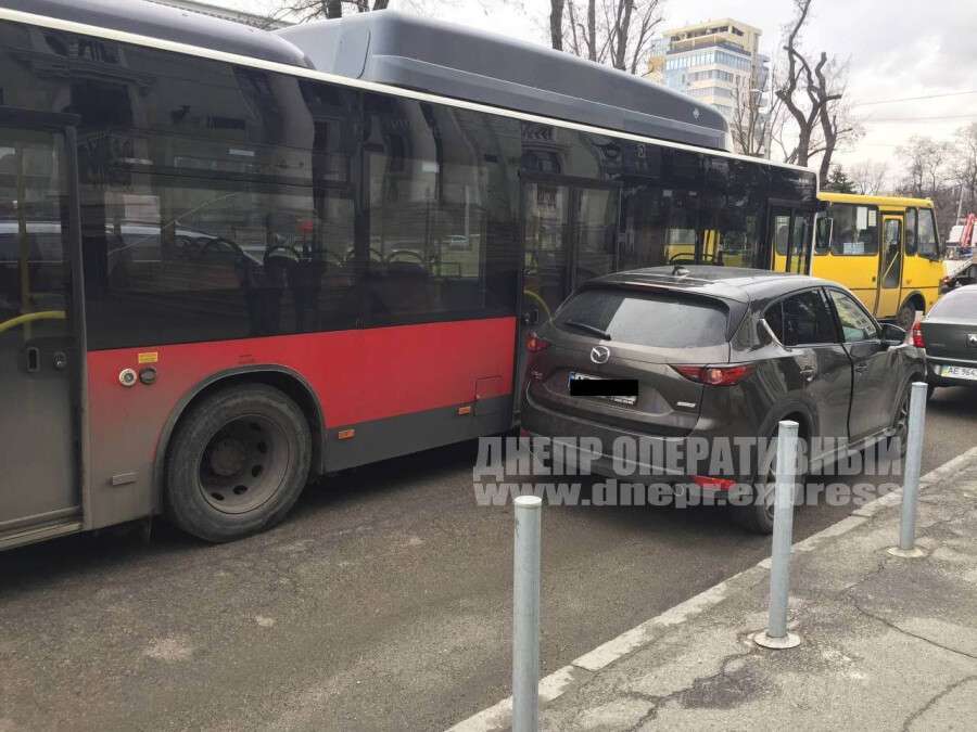 В Днепре на Яворницкого автобус "зацепил" припаркованную Mazda