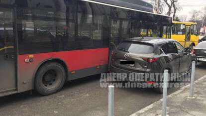 В Днепре на Яворницкого автобус "зацепил" припаркованную Mazda