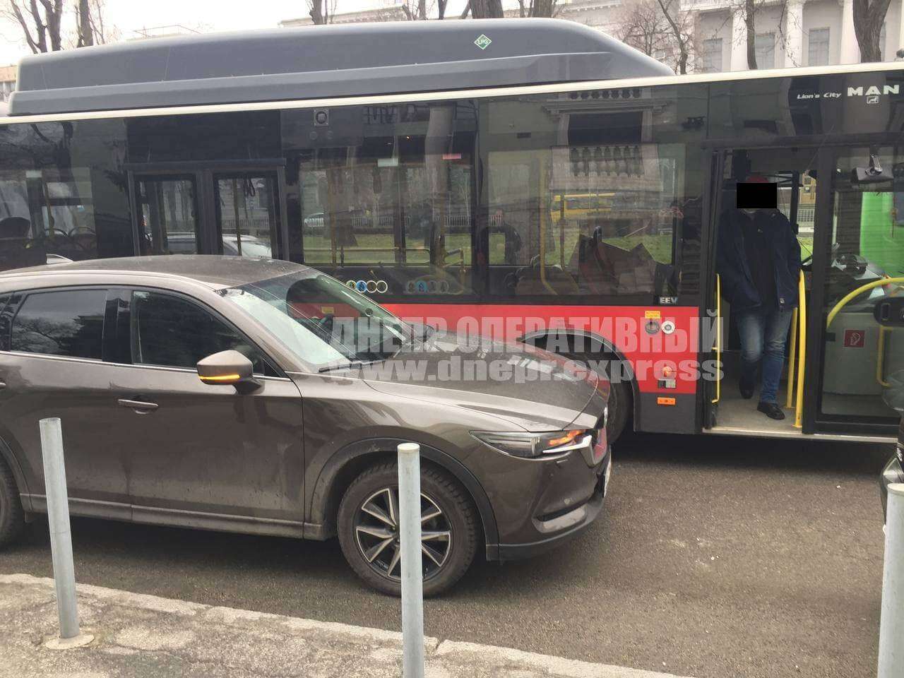 В Днепре на Яворницкого автобус "зацепил" припаркованную Mazda. Новости Днепра