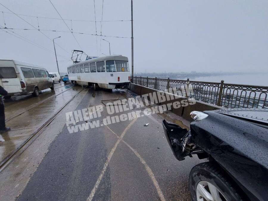 В Днепре на Амурском мосту трамвай сошел с рельс, зацепив Toyota Land Cruiser