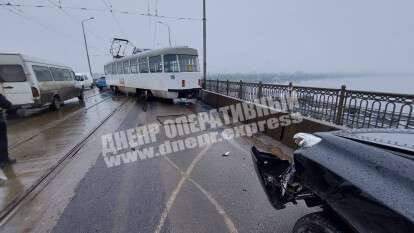 В Днепре на Амурском мосту трамвай сошел с рельс, зацепив Toyota Land Cruiser