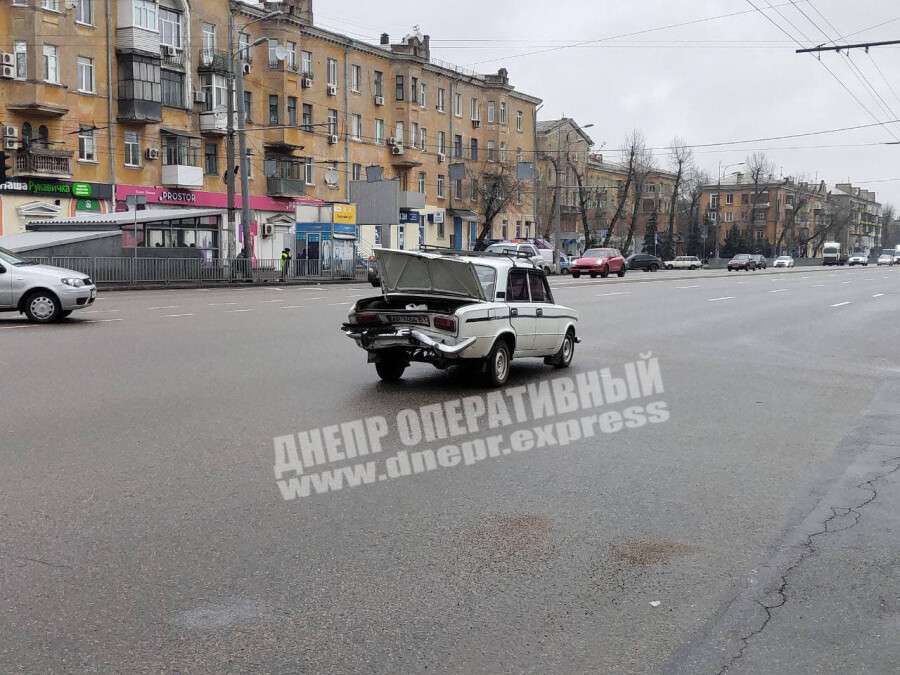 В Днепре на проспекте Слобожанский Chevrolet врезался в ВАЗ: видео момента ДТП
