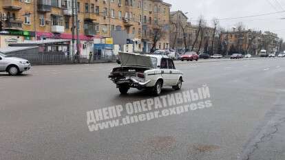 В Днепре на проспекте Слобожанский Chevrolet врезался в ВАЗ: видео момента ДТП