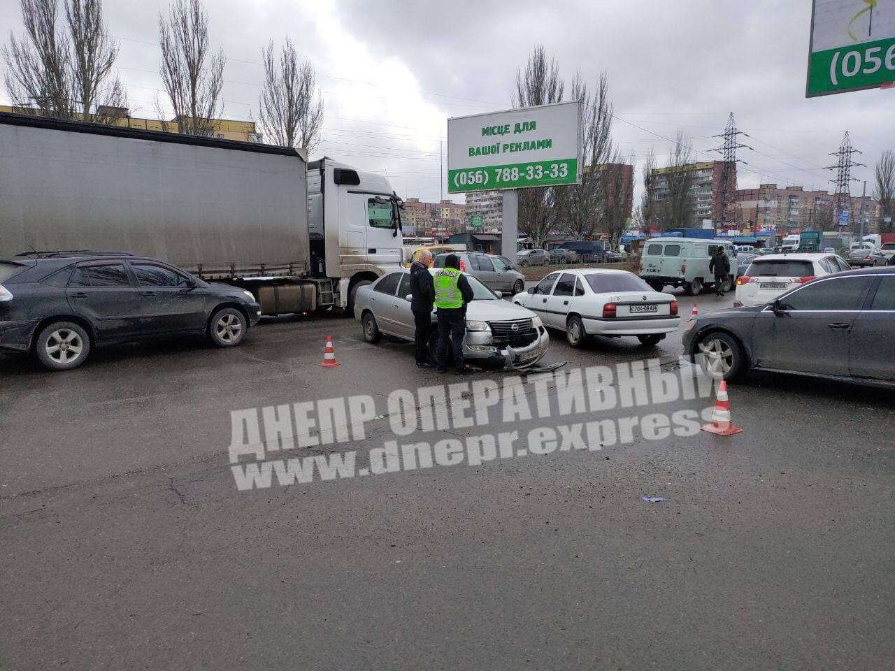 В Днепре на перекрестке возле Каравана сразу 4 ДТП: движение затруднено