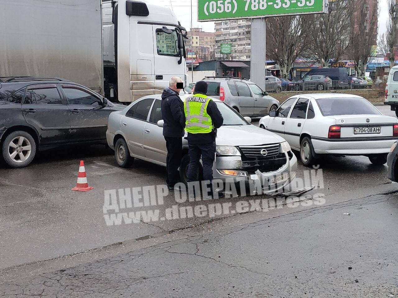 В Днепре на перекрестке возле Каравана сразу 4 ДТП: движение затруднено