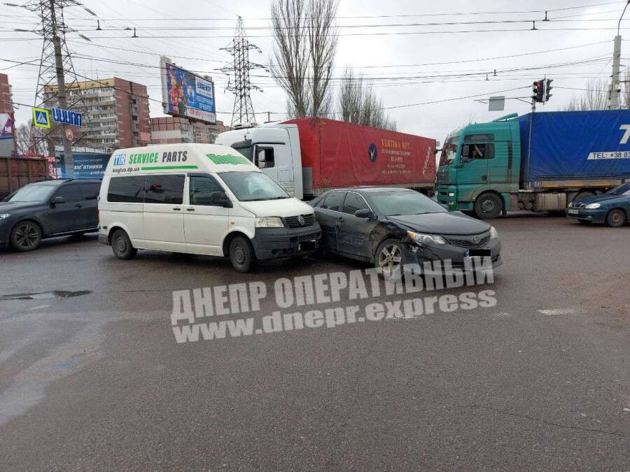 В Днепре на перекрестке возле Каравана сразу 4 ДТП: движение затруднено