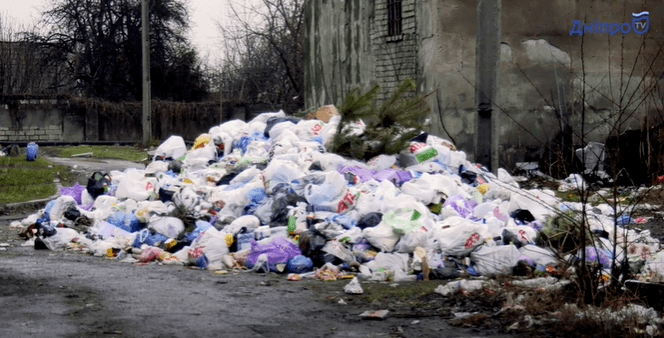 В Днепре общежития трубного утопают в мусоре
