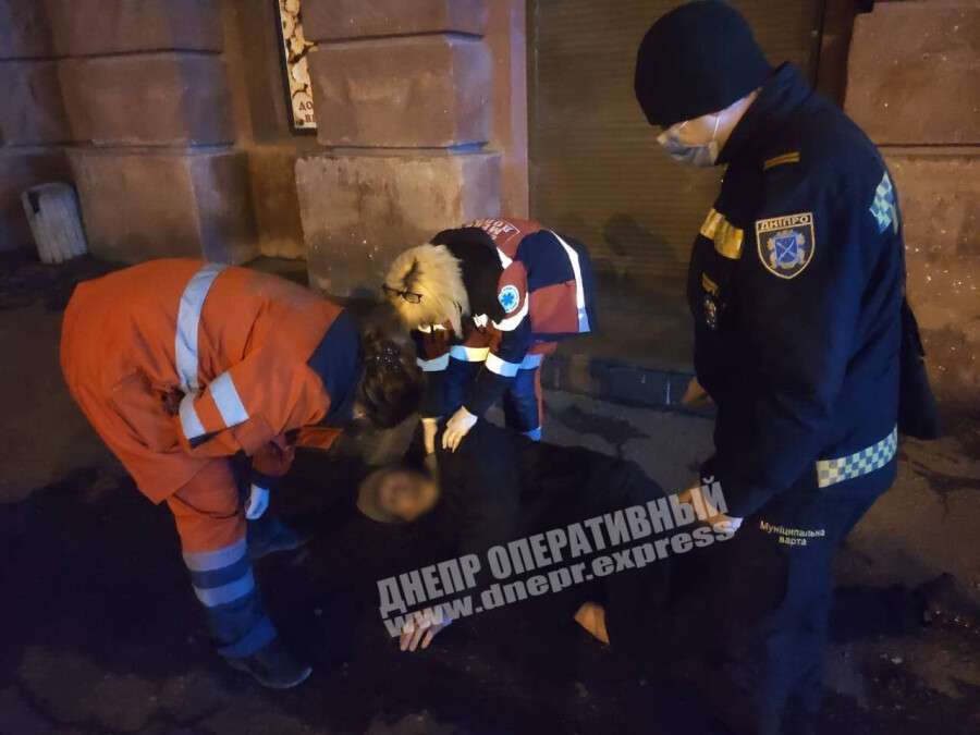 В Днепре на площади Героев Майдана мужчине стало плохо: на месте работали медики