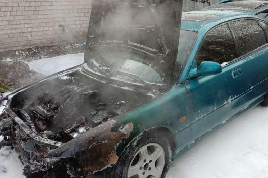 В Днепре на Сичеславской Набережной горел припаркованный во дворе автомобиль