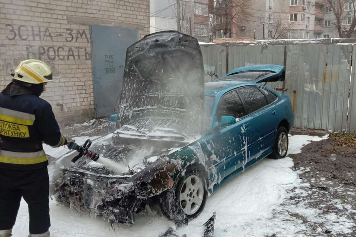 В Днепре на Сичеславской Набережной горел припаркованный во дворе автомобиль. Новости Днепра