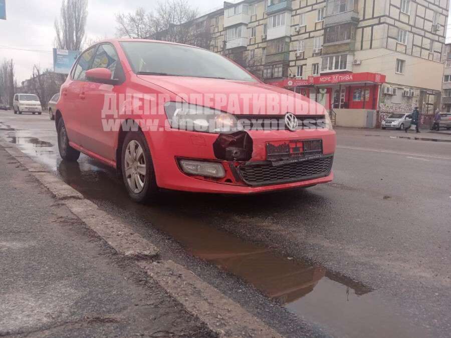 В Днепре на Калнышевского Volkswagen столкнулся с такси Bolt