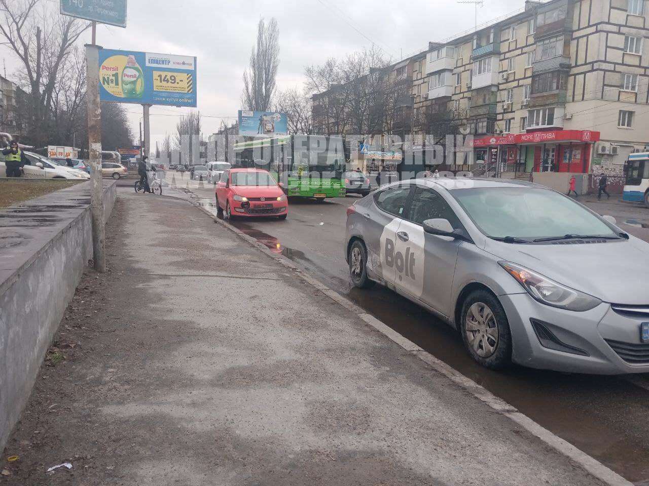 В Днепре на Калнышевского Volkswagen столкнулось с такси Bolt. Новости Днепра