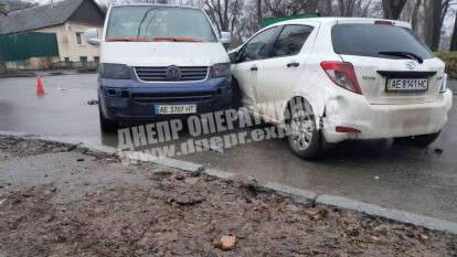 В Днепре Volkswagen врезался в Toyota и "протащил" легковушку на несколько метров