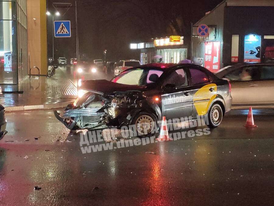 В Днепре на Титова автомобиль Uklon вылетел на "красный" и врезался в Toyota