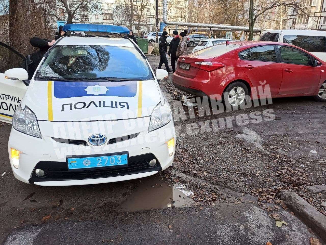В Днепре на Гладкова Kia Forte въехал в полицейский Toyota Prius3