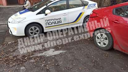 В Днепре на Гладкова Kia Forte въехал в полицейский Toyota Prius