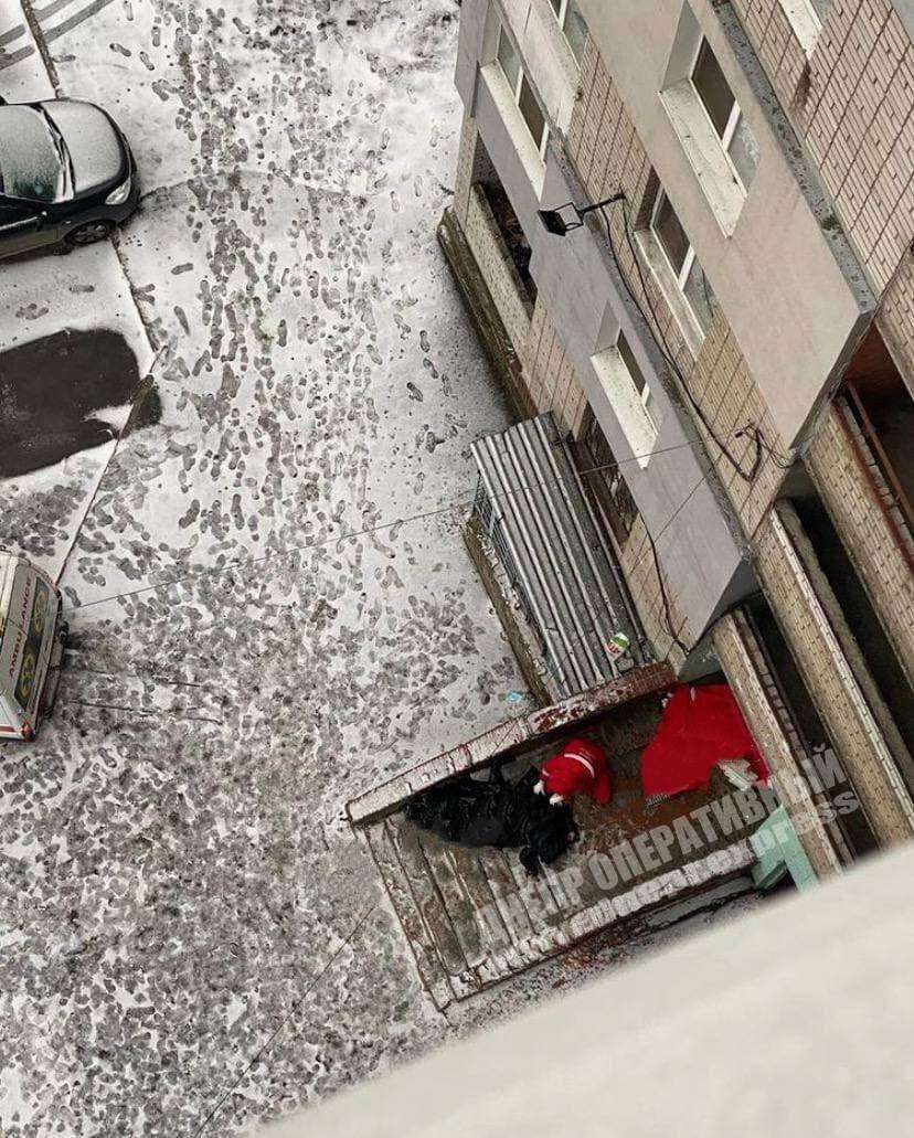 В Днепре на Тополе женщина выбросилась из многоэтажки и упала на мужчину