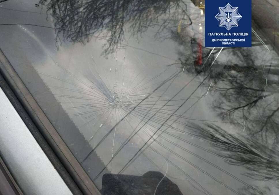 В Днепре мужчина выхватил у таксиста телефон, разбил стекло автомобиля и сбежал