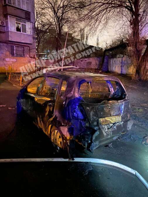 В Днепре на Сичеславской Набережной сгорел автомобиль Chevrolet: подозревают поджог