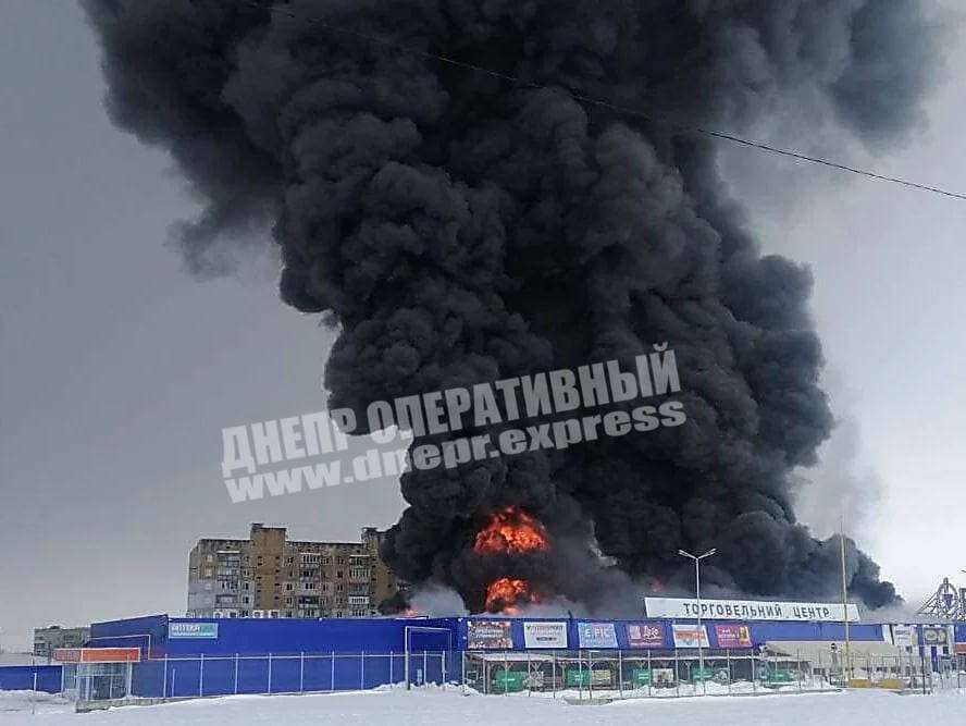 В Первомайске сильный пожар в "Эпицентре": полыхает весь торговый центр