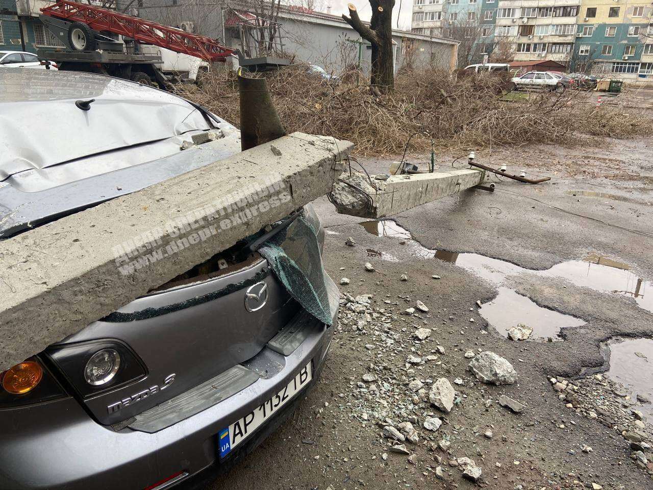В Днепре на ж/м Победа-5 столб упал на припаркованный автомобиль Mazda. Новости Днепра