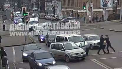 В центре Днепра водители устроили драку из-за ДТП