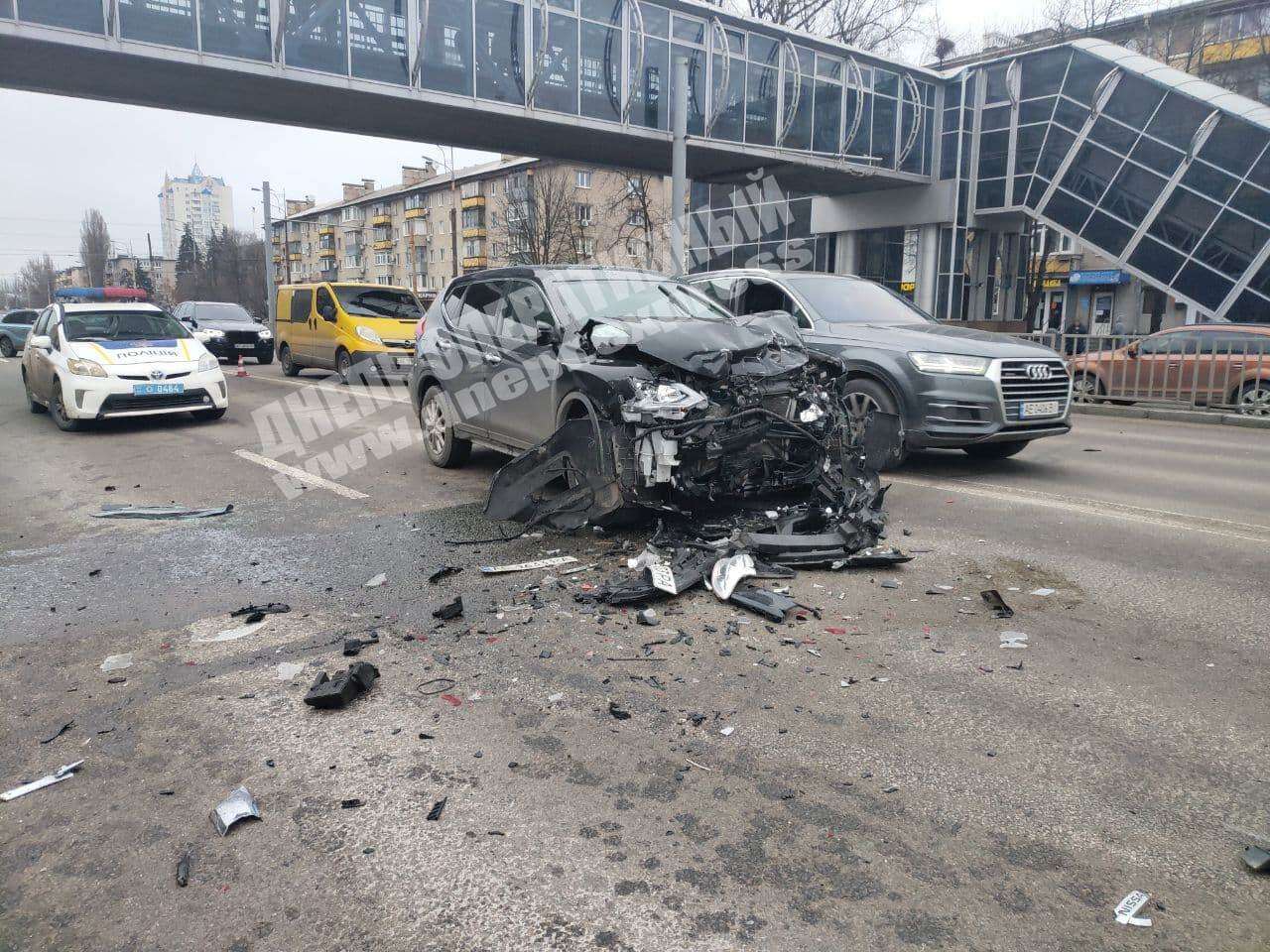 В Днепре на Слобожанском проспекте Renault врезался в Nissan. Новости Днепра 