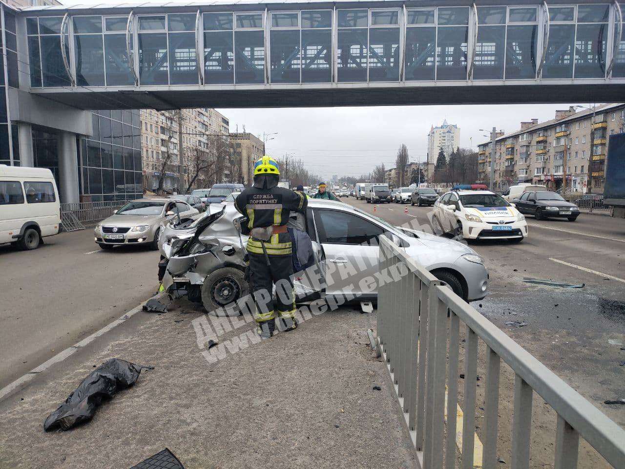 В Днепре на Слобожанском проспекте Renault врезался в Nissan. Новости Днепра