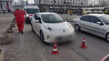 В Днепре водитель Nissan зажал стеклом руку полицейского и пытался скрыться