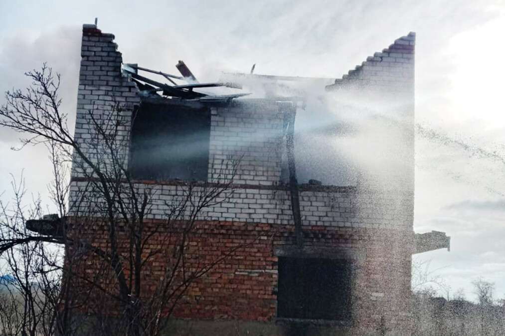 В Днепре горел двухэтажный заброшенный дом