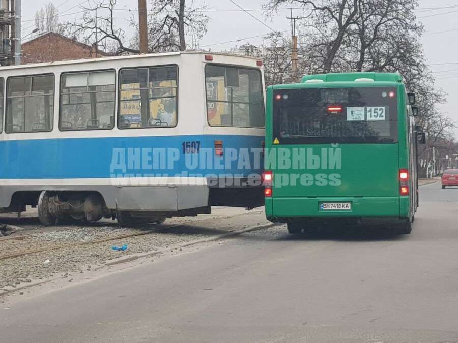 В Днепре возле Озерки трамвай сошел с рельсов и зацепил автобус