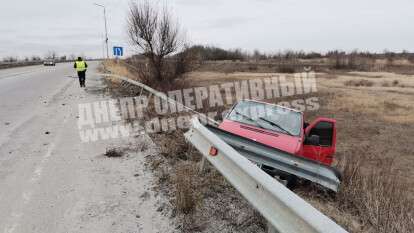 Под Днепром Mercedes Benz на скорости врезался в ограждение