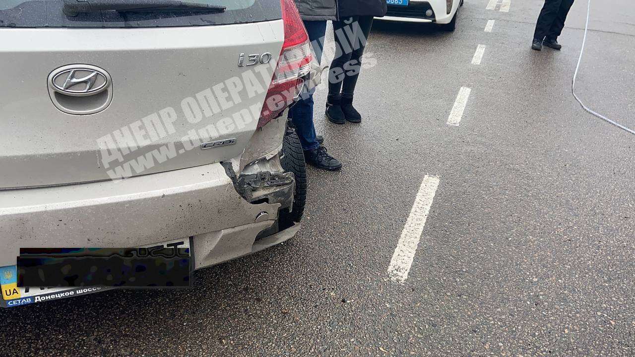 В Днепре на Запорожском шоссе Toyota на скорости врезалась в Hyundai. Новости Днепра 