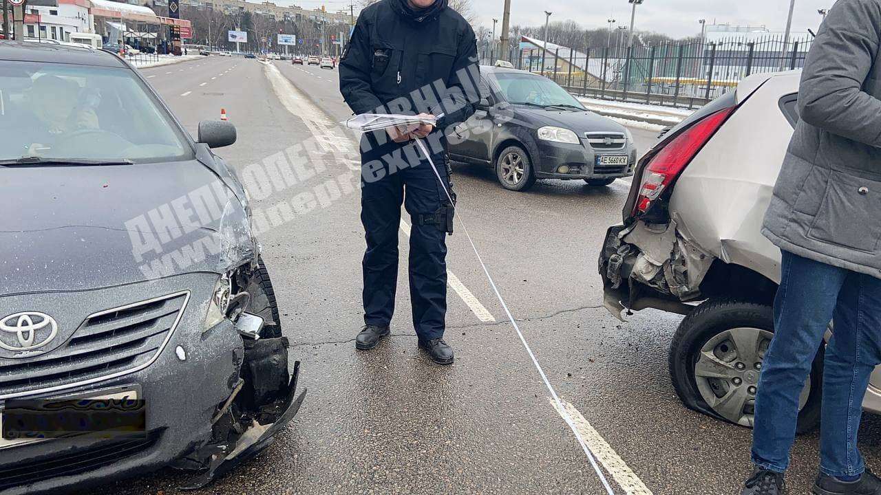 В Днепре на Запорожском шоссе Toyota на скорости врезалась в Hyundai. Новости Днепра 