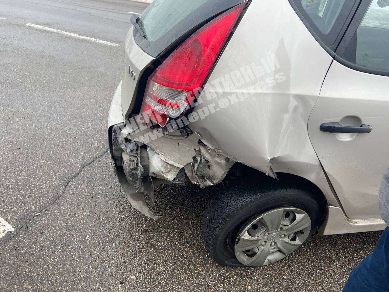 В Днепре на Запорожском шоссе Toyota на скорости врезалась в Hyundai. Новости Днепра
