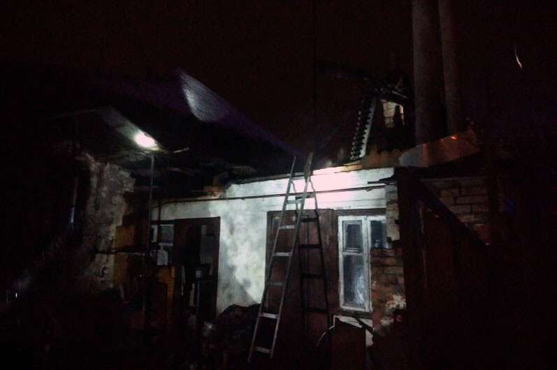 В Днепре на улице Мостовой горела крыша летней кухни