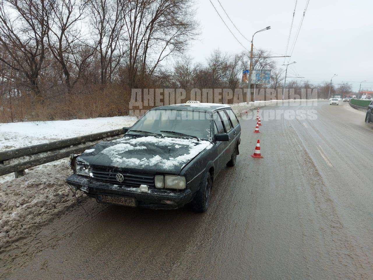 В Днепре на Набережной Заводской водитель такси врезался в Mitsubishi. Новости Днепра