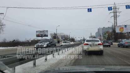 В Днепре на Набережной Заводской Peugeot "влетел" в отбойник