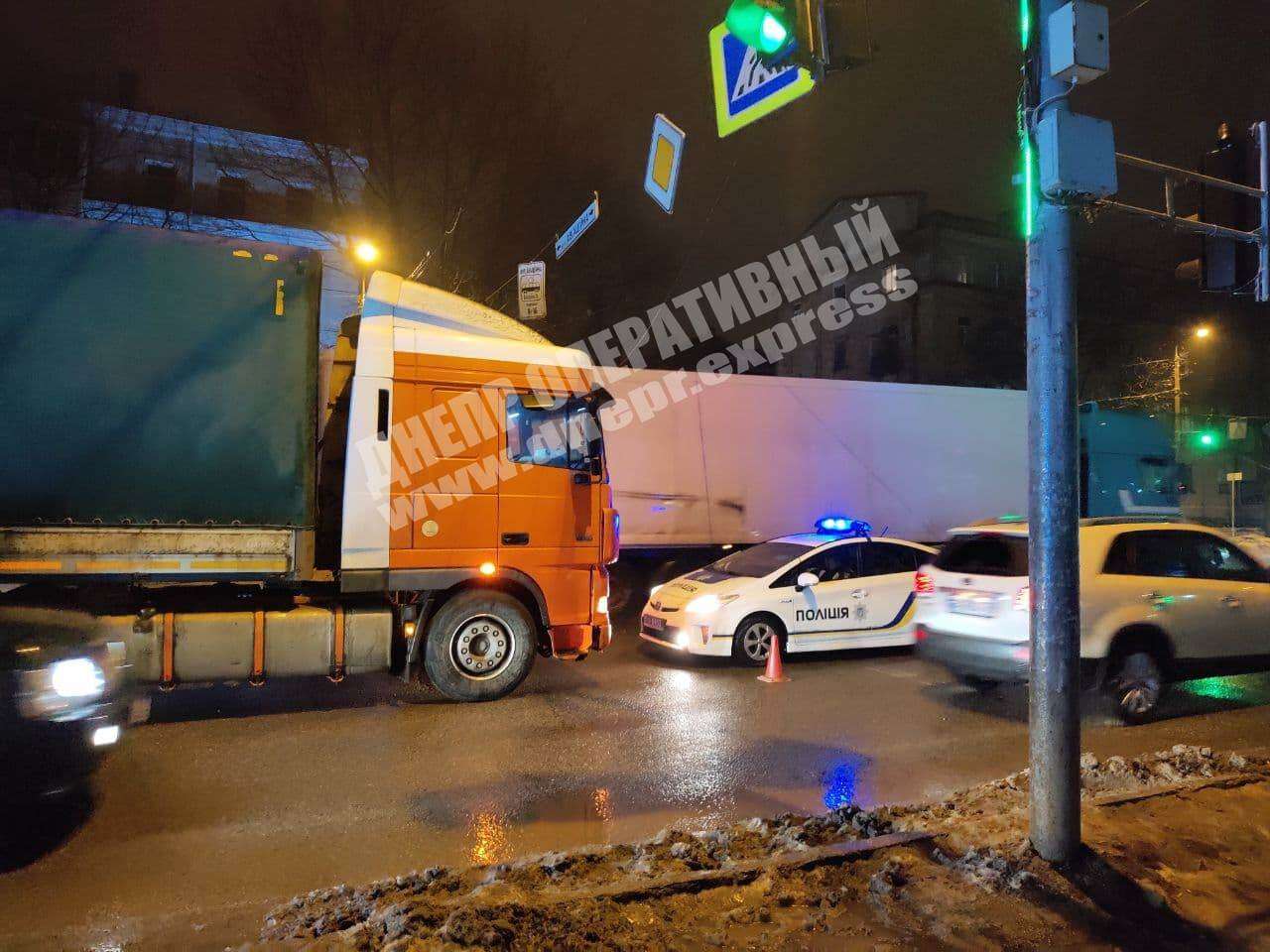 В Днепре на проспекте Ивана Мазепы грузовик сбил женщину. Новости Днепра