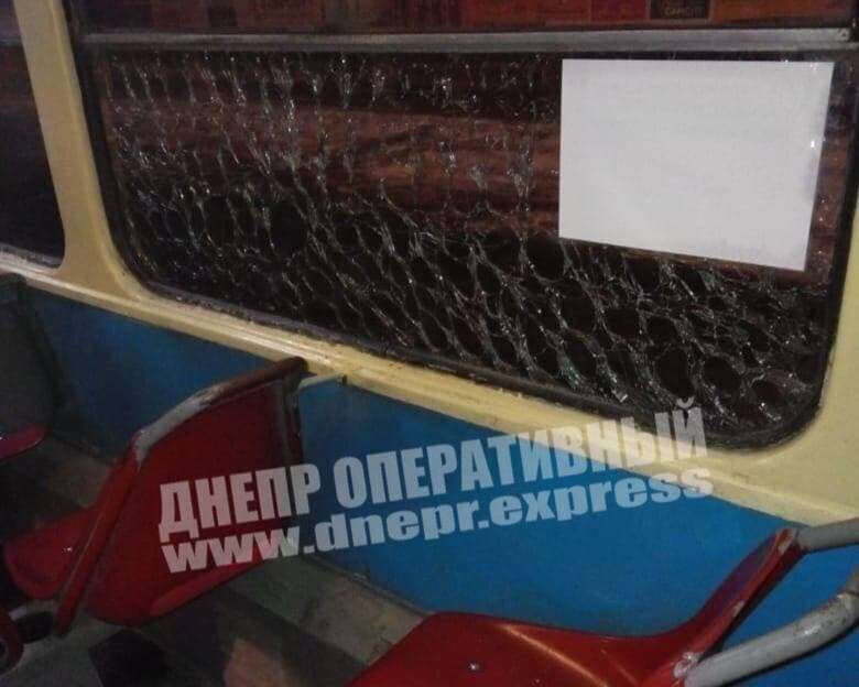 Разбили окно в трамвае