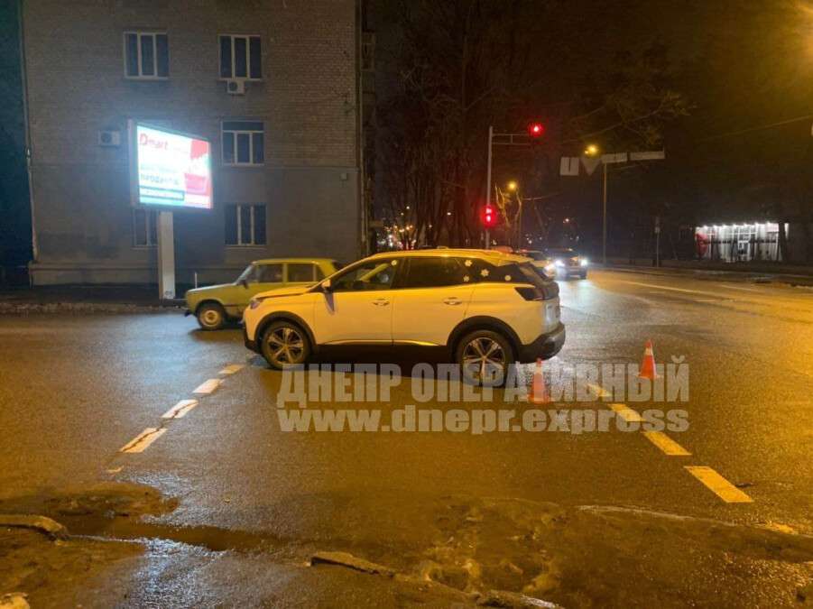В Днепре на улице Юлиуша Словацкого Peugeot сбил мужчину